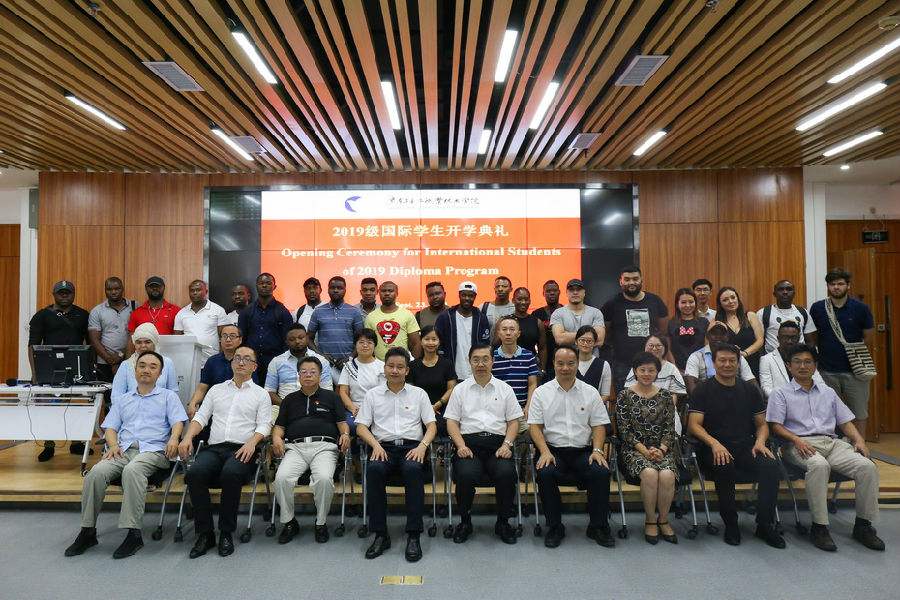 开学典礼大合照.jpg